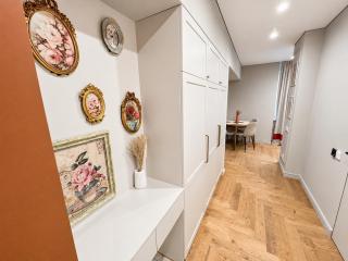 Premium Apartment in Golden Square - 3