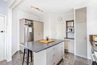 Avenal Retreat - Character Home Near Queens Park - 2