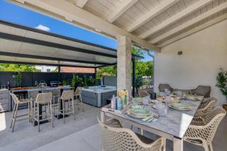 Villa Aria with heated Pool and Whirlpool - Happy Rentals - 8