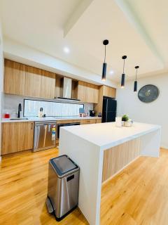 Grand Suite with Ensuite Bathroom - 5
