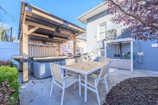 Speakeasy Hot tub 1920s Family Beach Home - 9