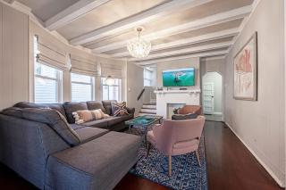 Speakeasy Hot tub 1920s Family Beach Home - 8