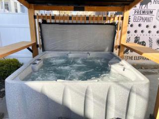 Speakeasy Hot tub 1920s Family Beach Home - 5