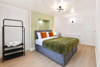 1-Bed Garden Flat Near Lee Station with Parking - 2