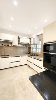Woodlands Apartment- Fully furnished Luxury Apt - 4