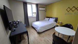 Q Motel - 1