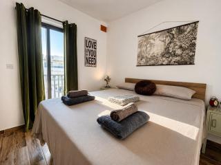 Industrial Cozy Apartment in Bugibba, Prime Location - 8
