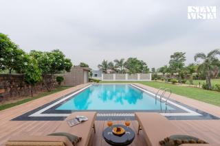 StayVista at Sunrise Manor With Pool Jacuzzi And Kids Retreat - 9