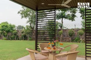 StayVista at Sunrise Manor With Pool Jacuzzi And Kids Retreat - 8