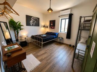 Industrial Cozy Apartment in Bugibba, Prime Location - 4