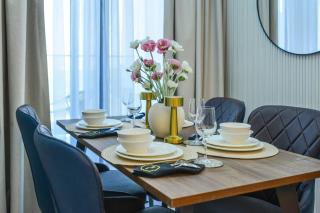 Maryah Vista 1BR - Chic Canal View Escape - 1
