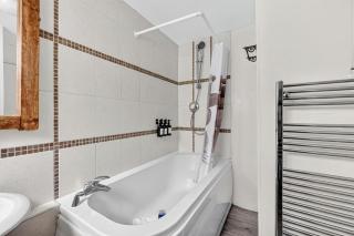 Waterside House I Close to City Centre I Sleeps 6 I Driveway Parking I Smart TVs in Bedrooms I Fast Wifi I Work Desk I Self-Check-In I By Yoko Property - 5