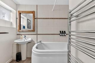 Waterside House I Close to City Centre I Sleeps 6 I Driveway Parking I Smart TVs in Bedrooms I Fast Wifi I Work Desk I Self-Check-In I By Yoko Property - 6