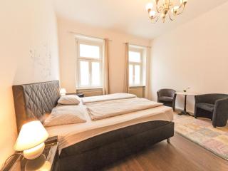 Apartment Große Ferienwohnung in Fünfhaus mit Garten by Interhome - 5