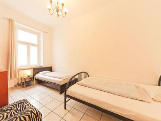 Apartment Große Ferienwohnung in Fünfhaus mit Garten by Interhome - 1