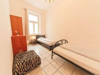 Apartment Große Ferienwohnung in Fünfhaus mit Garten by Interhome - 2