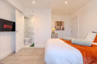 Spacious 5-Bedroom Bedford House - 0