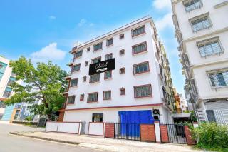 Super Collection O Newtown Bus Stand Formerly The Executive Suites - 0