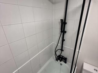 Refurbished two-floor flat in central Guildford sleeps 6 - 1