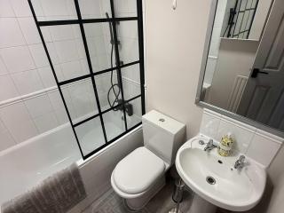 Refurbished two-floor flat in central Guildford sleeps 6 - 2