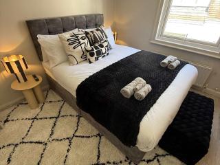 Refurbished two-floor flat in central Guildford sleeps 6 - 8