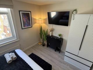 Refurbished two-floor flat in central Guildford sleeps 6 - 7