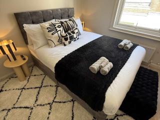 Refurbished two-floor flat in central Guildford sleeps 6 - 5