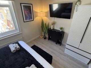 Refurbished two-floor flat in central Guildford sleeps 6 - 6