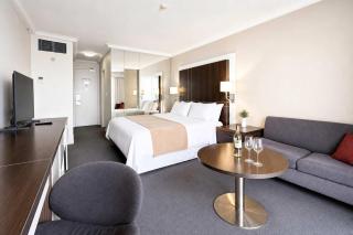 Level 20 King Bed Suite with Ocean Views - 4