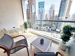 Studio with City Skyline and Marina View and Large Balcony- Fabulous Pool - 0