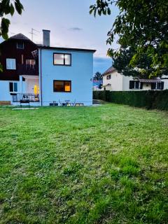 Comfortable 7BR Apartment with Garden Access - 5