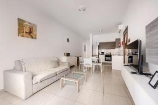 GZR F32 Bright Room with Balcony Private Bathroom Access - 6