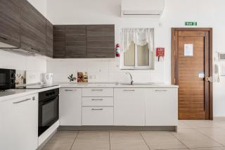 GZR F32 Bright Room with Balcony Private Bathroom Access - 4