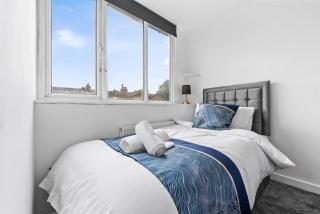 Spacious Leeds Home Sleeps 6 with Free Street Parking - 4