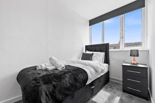 Spacious Leeds Home Sleeps 6 with Free Street Parking - 2