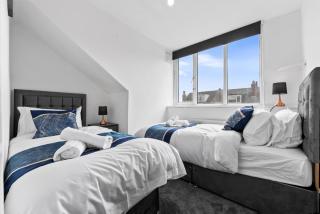 Spacious Leeds Home Sleeps 6 with Free Street Parking - 1
