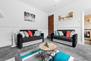 Spacious Leeds Home Sleeps 6 with Free Street Parking - 5