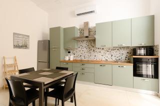 Central Bedroom en-suite, Sliema - 7