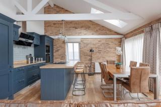 Chalice Close by Grandeur Property - 9