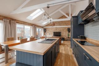 Chalice Close by Grandeur Property - 1