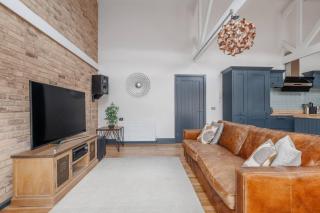 Chalice Close by Grandeur Property - 2