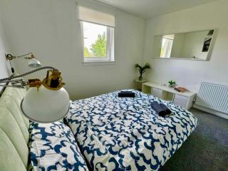 Bright 3-Bedroom Flat in Clydebank - 1