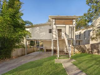 Private 3-Bedroom Upper-Level Apartment, Self Check-in - 1