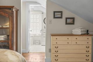 The School House Cottage, Historic 1BR Mystic River Stay Near Seaport - 4