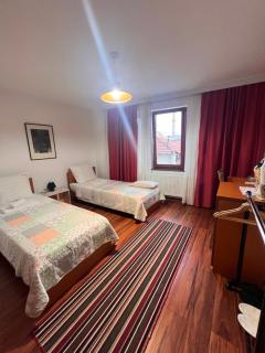 Hostel - F - 2