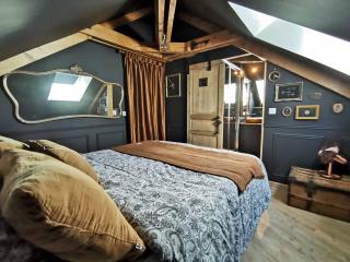 LES CLES DES REMPARTS - Appartement privé à thème tout équipé - Atypique - Centre Saint-Lô - Gare - Haras - Parking public gratuit - Entrée autonome - Wifi - Netflix - TV XXL - Lit 160x200 - 4