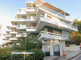Luxurious 2-Bed Seaside Apartment in Saronida - 7
