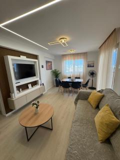Trinity Breeze Renovated 2BR Close to Trinity Beach with Private Parking - 0