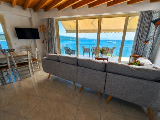 SALTY BREEZE Beachfront Apartment - 9