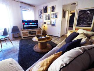 LE COCOON Saint Lô - Appartement privé tout équipé - Haras - Parking gratuit - Entrée autonome - Wifi - Netflix - Baignoire - Lave-linge - Lit Queen Size 160cm & canapé-lit 140cm - Jusqu'à 4 personnes - 1